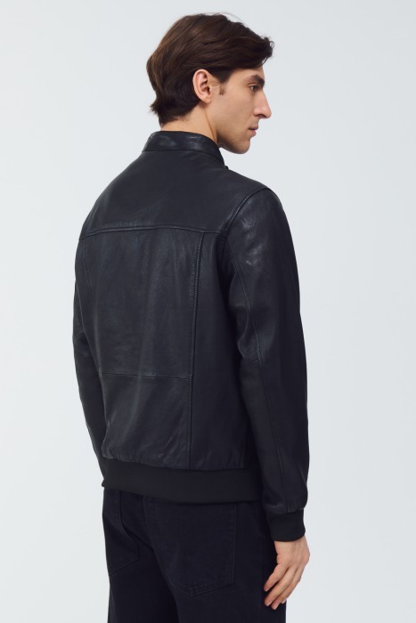 кожаная куртка с капюшоном по цене 14100 руб вид справа