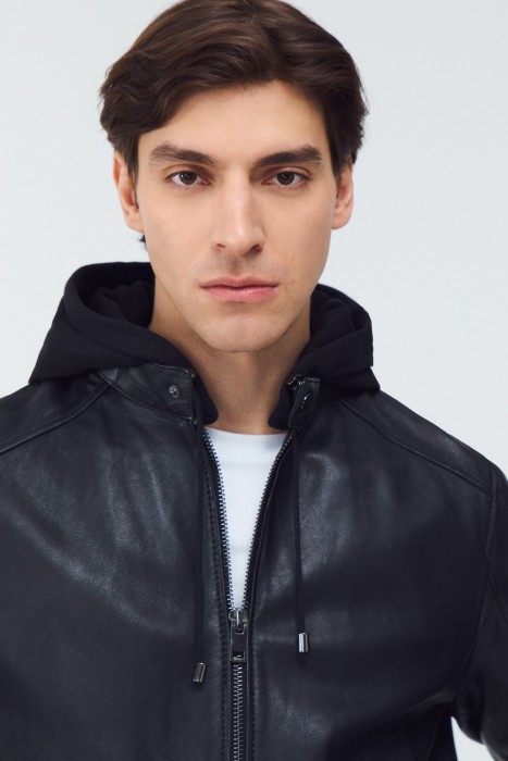 кожаная куртка с капюшоном из россии вид сбоку
