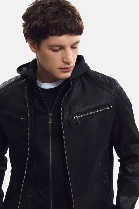 кожаная куртка с капюшоном из россии вид сбоку