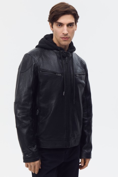 кожаная куртка с капюшоном из россии вид сбоку