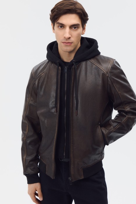 кожаная куртка с капюшоном от бренда снежная королева вид слева