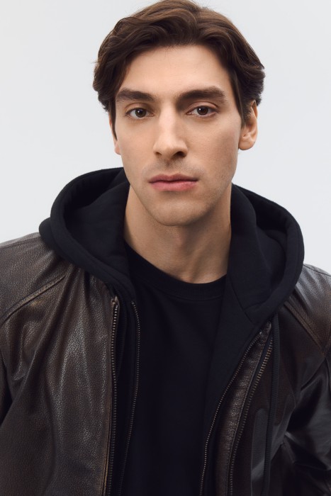 кожаная куртка с капюшоном по цене 15440 руб вид справа