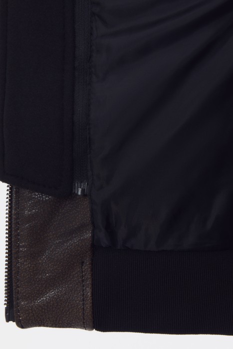 кожаная куртка с капюшоном из россии вид сбоку