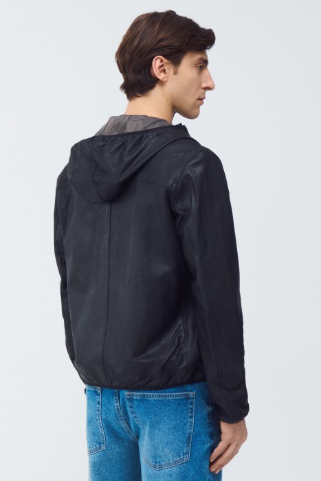 кожаная куртка с капюшоном по цене 14770 руб вид справа
