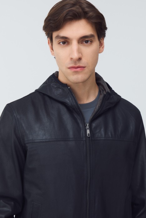 кожаная куртка с капюшоном из россии вид сбоку