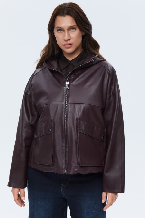 кожаная куртка с капюшоном от бренда снежная королева вид слева