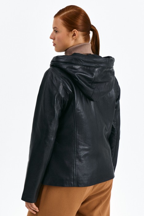 кожаная куртка с капюшоном по цене 11410 руб вид справа