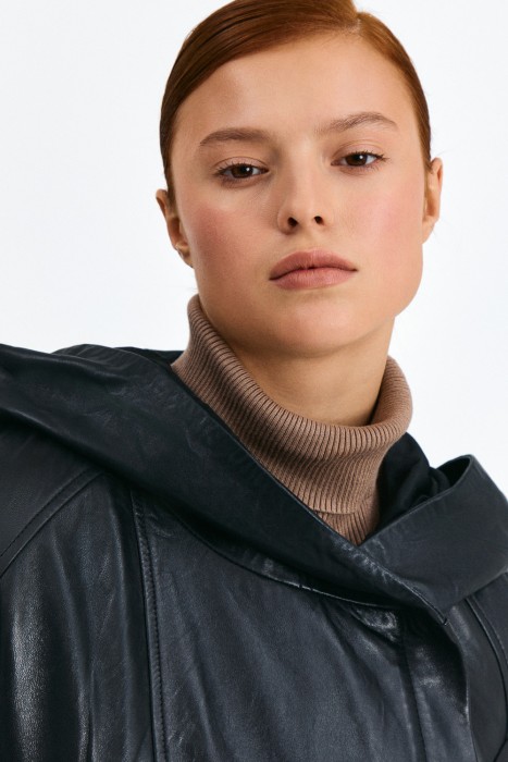 кожаная куртка с капюшоном из россии вид сбоку