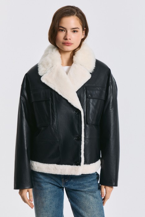 кожаная куртка с меховой отделкой от бренда снежная королева вид слева