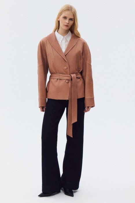 кожаная куртка с поясом от бренда снежная королева вид слева