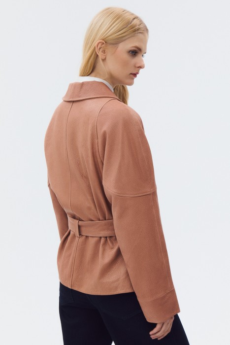 кожаная куртка с поясом по цене 20150 руб вид справа