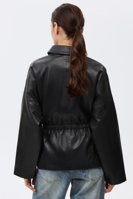 кожаная куртка с поясом по цене 17460 руб вид справа
