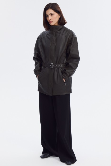 кожаная куртка с ремнем от бренда снежная королева вид слева