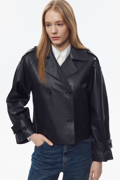 кожаная куртка от бренда снежная королева вид слева