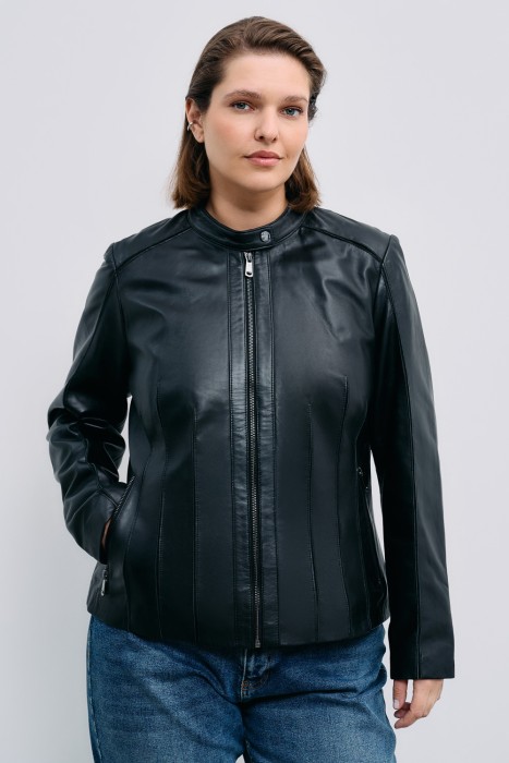 кожаная куртка от бренда снежная королева вид слева