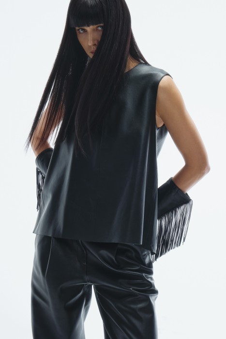 кожаный топ с открытой спиной от бренда снежная королева вид слева