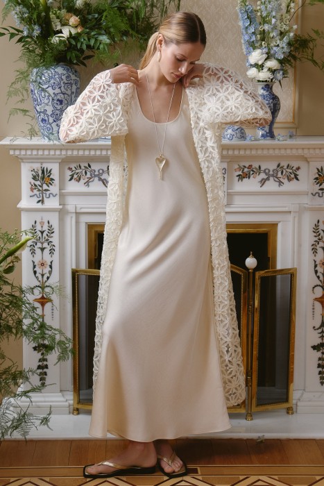 кружевная накидка от бренда снежная королева вид слева