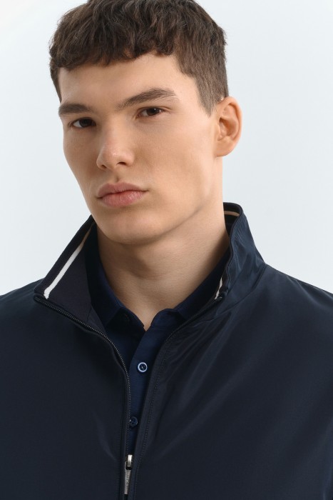 куртка-бомбер от бренда снежная королева вид слева