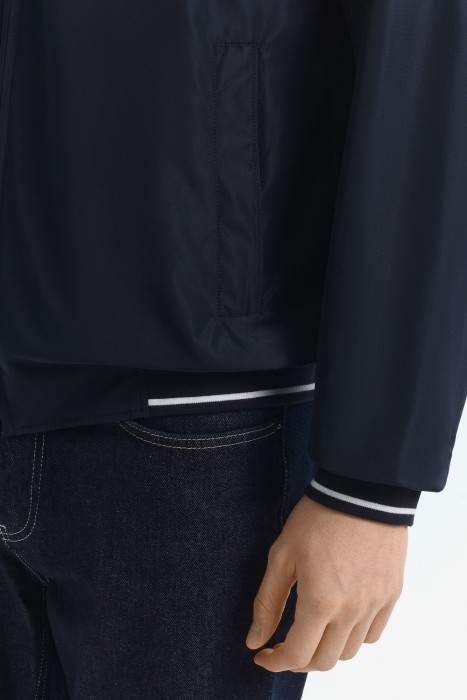 куртка-бомбер из россии вид сбоку