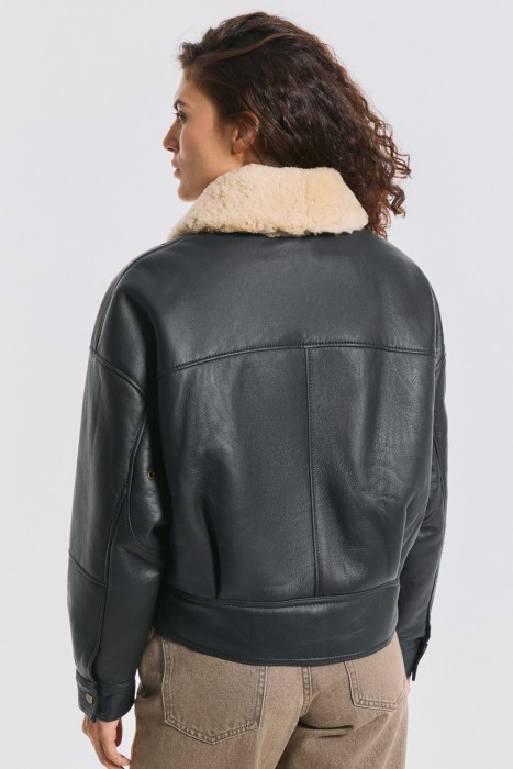 куртка-дубленка из овчины по цене 35080 руб вид справа