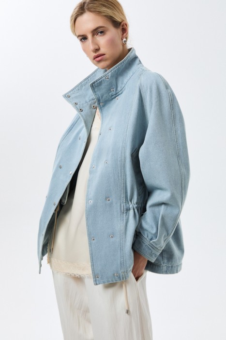 куртка из денима по цене 9900 руб вид справа