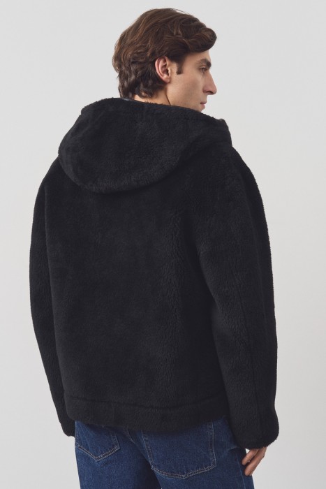 куртка из искусственного меха с капюшоном из россии вид сбоку