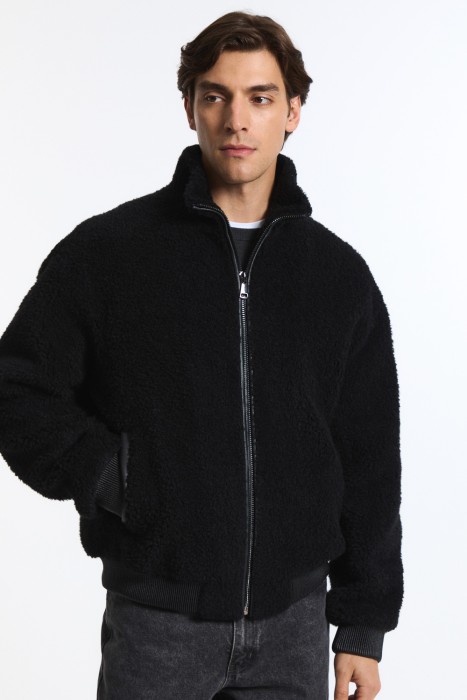 куртка из искусственного меха по цене 5250 руб вид справа