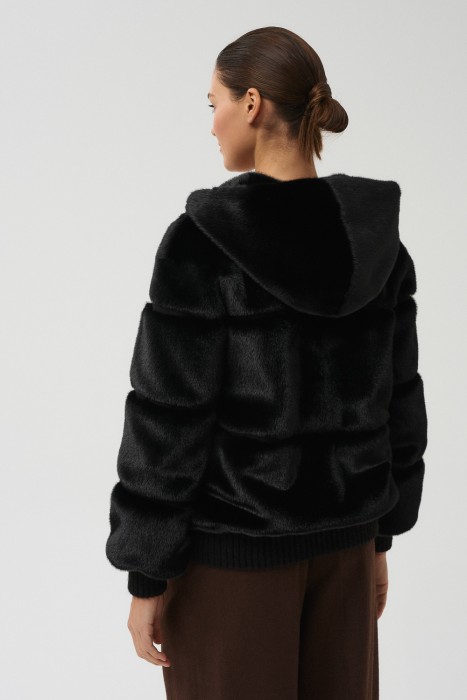 куртка из искусственного меха по цене 11820 руб вид справа