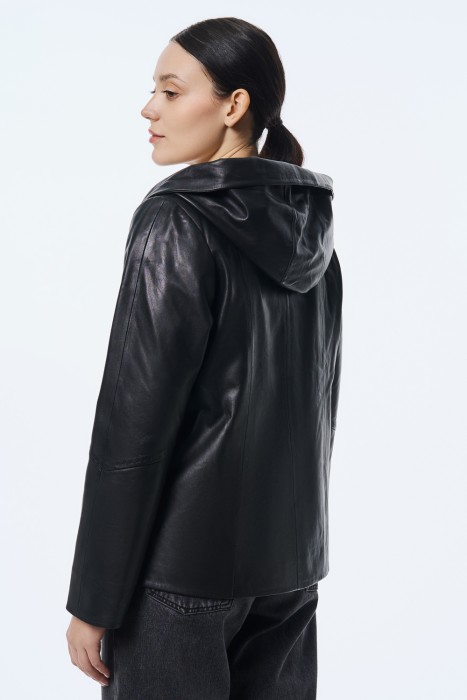 куртка из натуральной кожи с капюшоном по цене 15830 руб вид справа