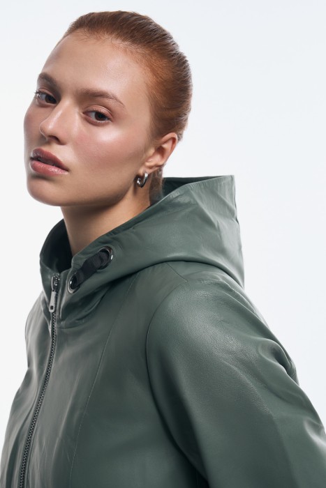 куртка из натуральной кожи с капюшоном из россии вид сбоку