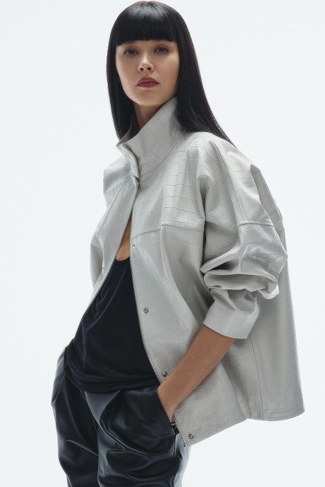 куртка из натуральной кожи с тиснением от бренда снежная королева вид слева