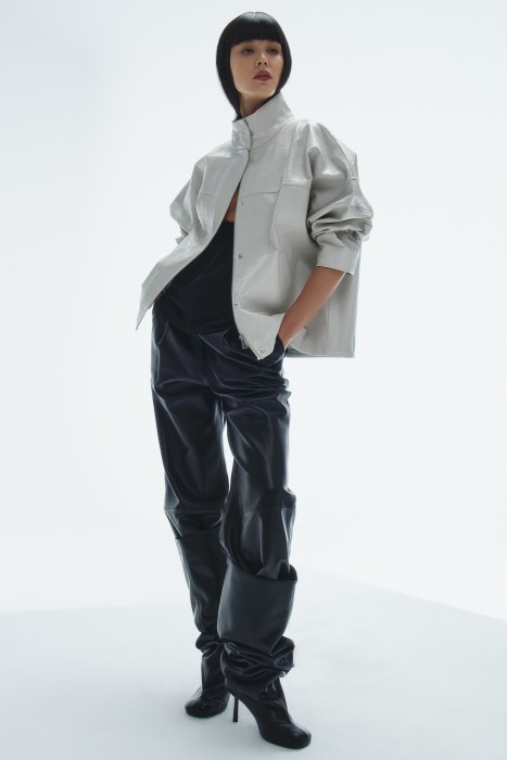 куртка из натуральной кожи с тиснением по цене 37990 руб вид справа