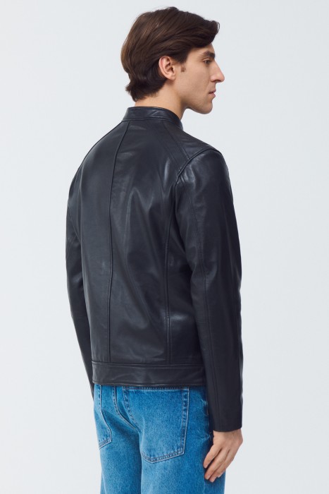 куртка из натуральной кожи по цене 10740 руб вид справа