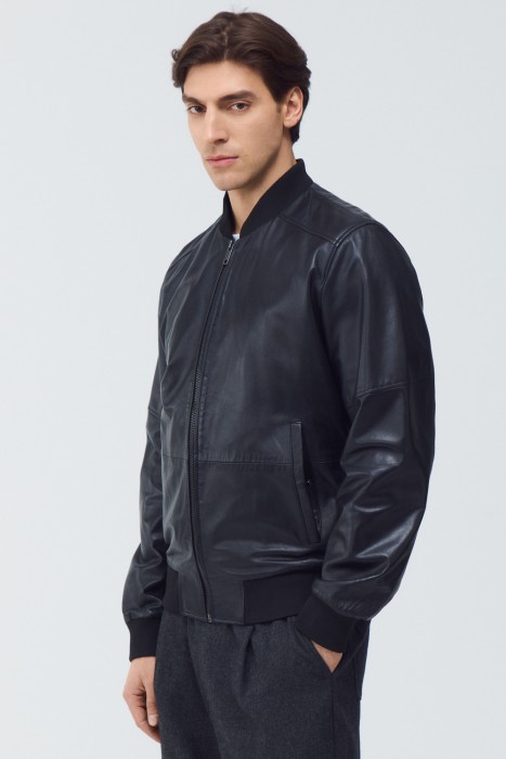 куртка из натуральной кожи по цене 10070 руб вид справа