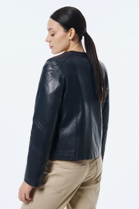 куртка из натуральной кожи по цене 12470 руб вид справа