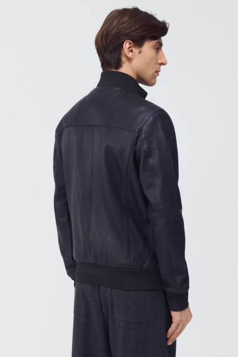 куртка из натуральной кожи по цене 19480 руб вид справа