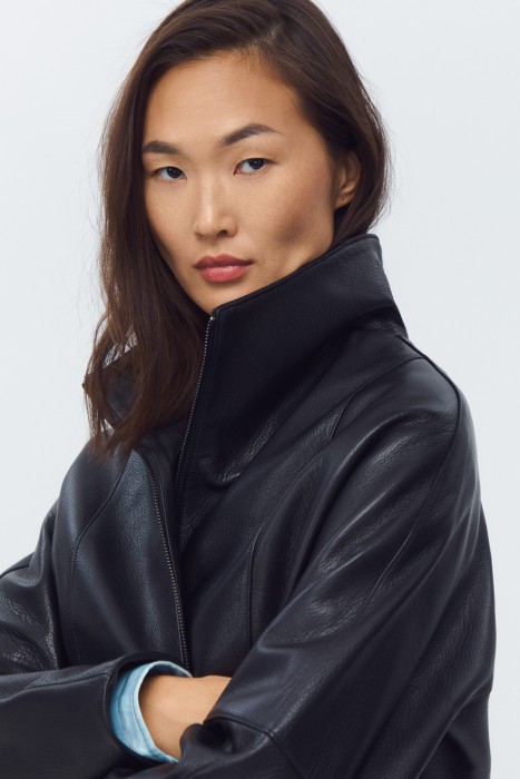 куртка из натуральной кожи по цене 26200 руб вид справа