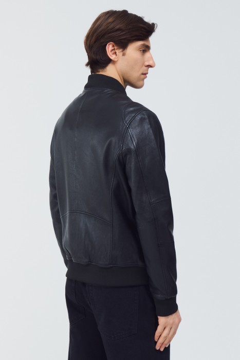 куртка из натуральной кожи по цене 11410 руб вид справа