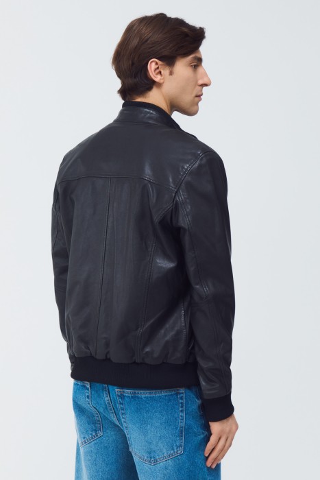 куртка из натуральной кожи по цене 14770 руб вид справа