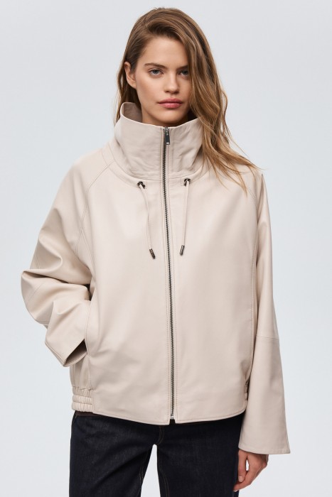 куртка из натуральной кожи по цене 24850 руб вид справа