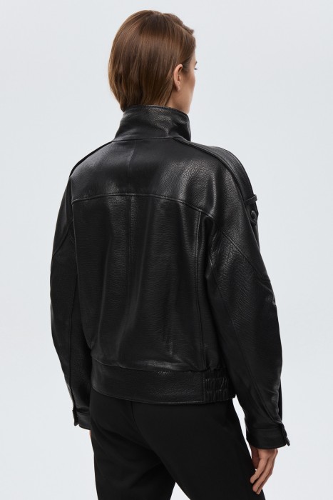 куртка из натуральной кожи по цене 26200 руб вид справа