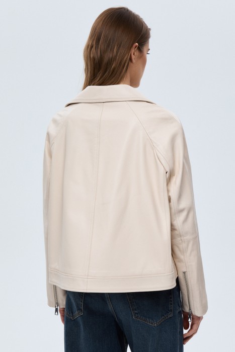 куртка из натуральной кожи по цене 19980 руб вид справа