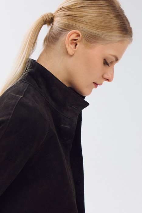 куртка из натуральной замши по цене 19980 руб вид справа