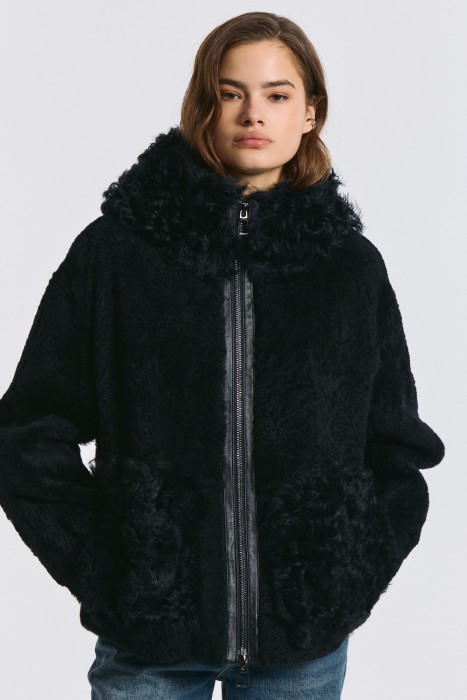 куртка из овчины с капюшоном от бренда снежная королева вид слева