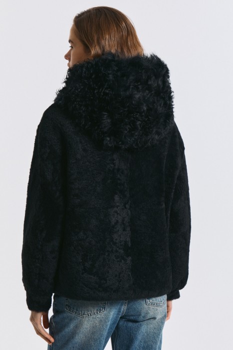 куртка из овчины с капюшоном по цене 37210 руб вид справа