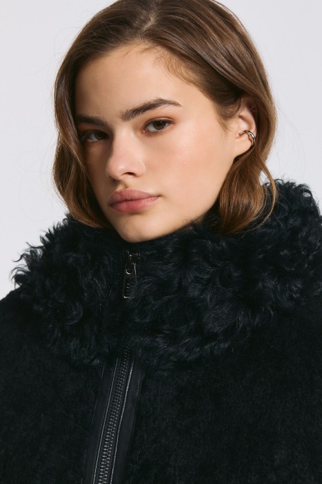 куртка из овчины с капюшоном из россии вид сбоку