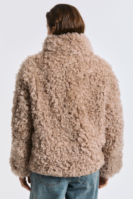 куртка из овчины по цене 34260 руб вид справа