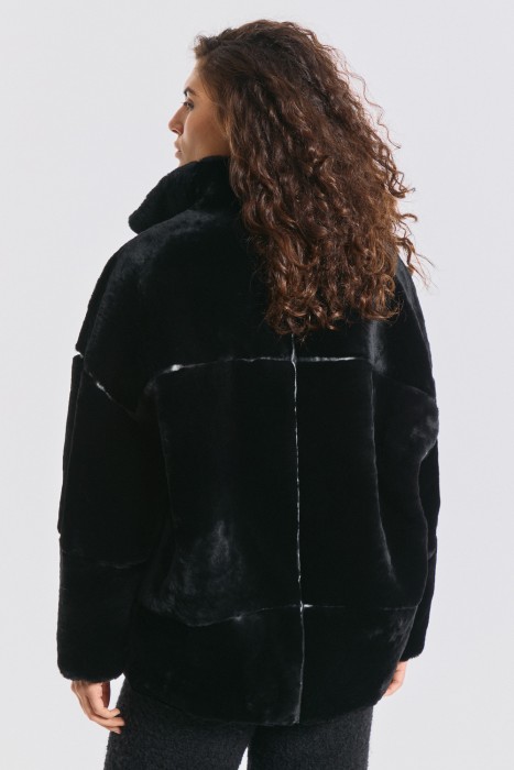 куртка из овчины по цене 44790 руб вид справа