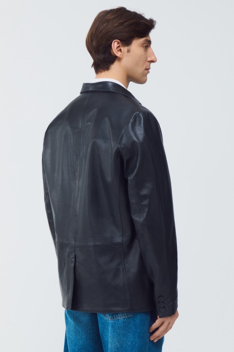 куртка-пиджак из натуральной кожи по цене 14100 руб вид справа