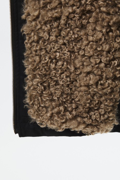 куртка с меховой отделкой из россии вид сбоку